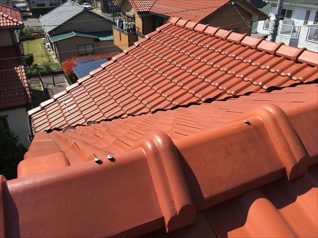 棟瓦を固定するネジ
